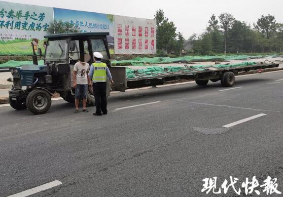 變形金剛？拖拉機(jī)私改 變身超長(zhǎng)版拖車