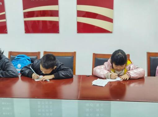 文化惠民丨荊劉村開(kāi)展青少年“浸潤(rùn)書(shū)香  暢游書(shū)?！被顒?dòng)