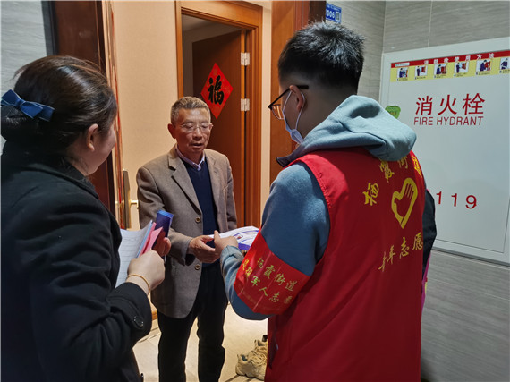 攝山村：學(xué)黨史、辦實(shí)事 小區(qū)反電詐宣傳不停歇