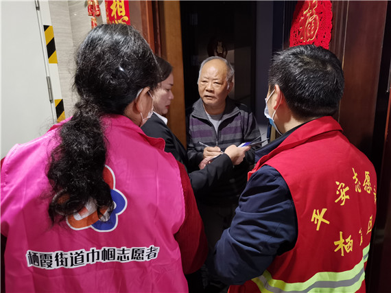 攝山村：學(xué)黨史、辦實(shí)事 小區(qū)反電詐宣傳不停歇