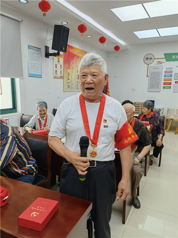 【學(xué)黨史辦實事】百水家園社區(qū)黨委開展頒發(fā)“光榮在黨50年”紀念章暨黨員過“政治生日”主題黨日活動
