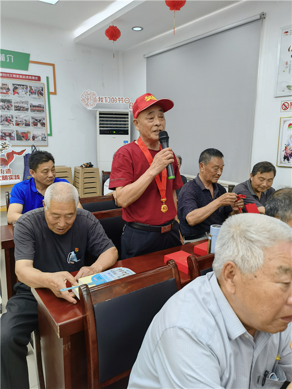 【學(xué)黨史辦實事】百水家園社區(qū)黨委開展頒發(fā)“光榮在黨50年”紀念章暨黨員過“政治生日”主題黨日活動