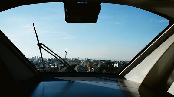 物理老師課堂上演示SUV后車窗為何有雨刮器 網(wǎng)友：學到了